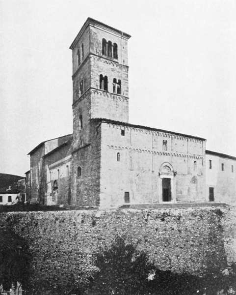 BARGA — IL DUOMO: LATO SUD ED OVEST CON GLI AMPLIAMENTI DEI SECC. XIII, XIV, XVII. (Fot. Magri).