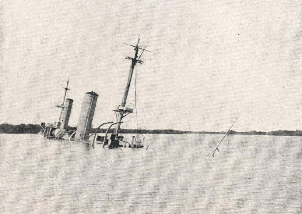 Nur die Aufbauten der »Königsberg« ragen aus dem Wasser